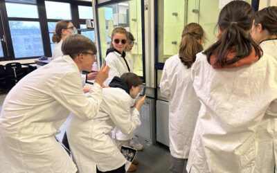 Junge Chemiker*innen experimentieren an der Uni Bonn