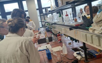 Exkursion der 10. Klassen Chemie zum Anfassen: Zehntklässler forschen im Labor der Uni BonnExkursion der 10. Klassen